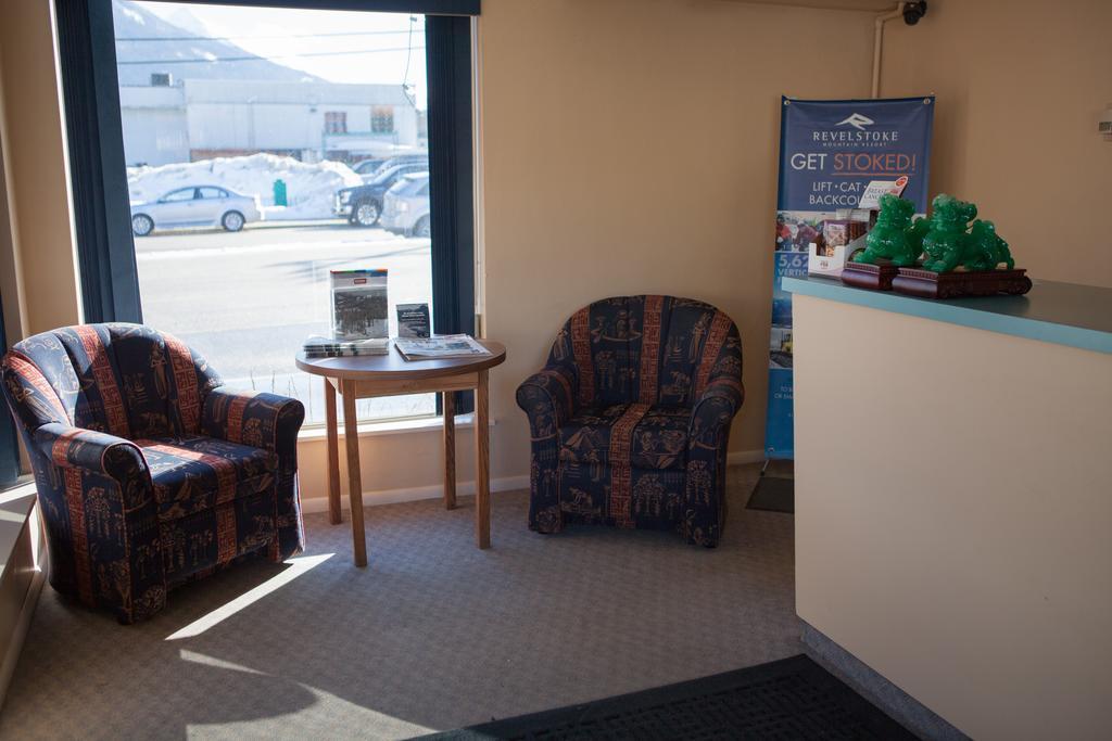 Motel Revelstoke Lodge 2*