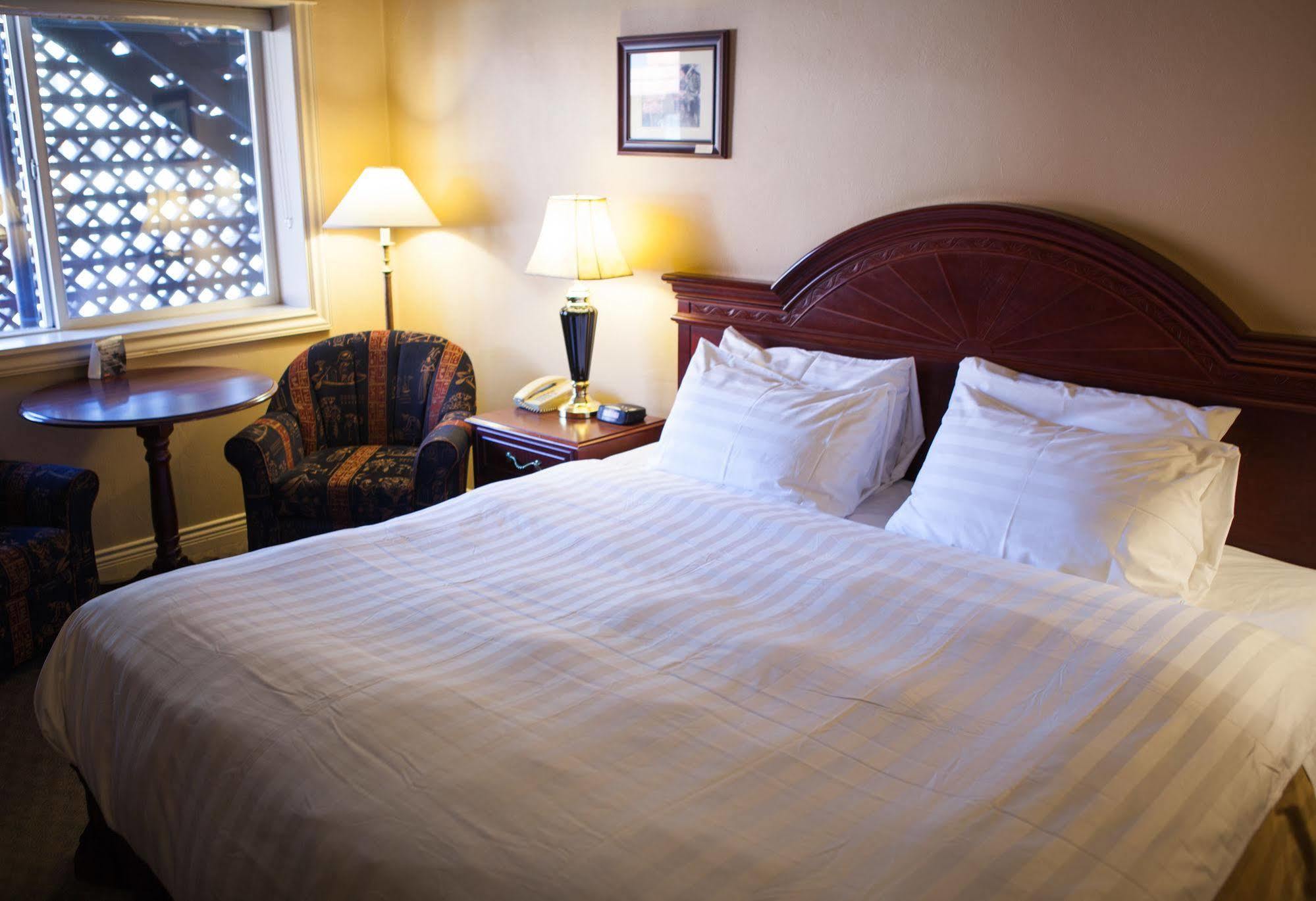 Motel Revelstoke Lodge 2*