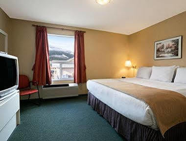 Super 8 By Wyndham Bc Motel