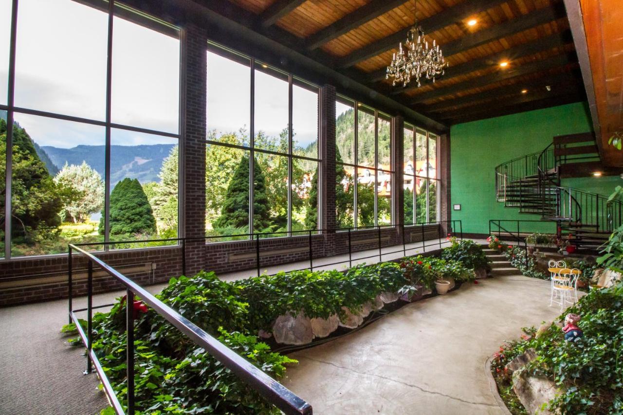 Three Valley Chateau Hotel
